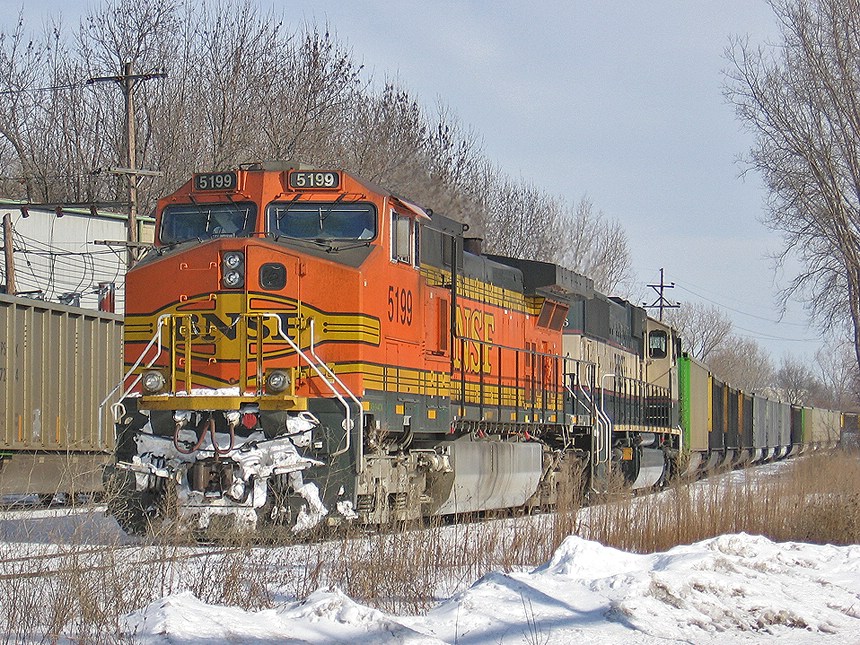 BNSF 5199 sits with a 70MAC at water street.