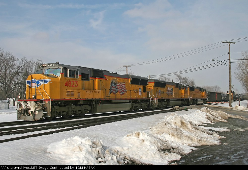 UP 4823 on CSX X351-10