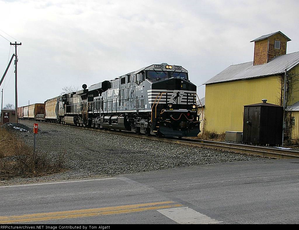 NS 16T heading east a CP Lees