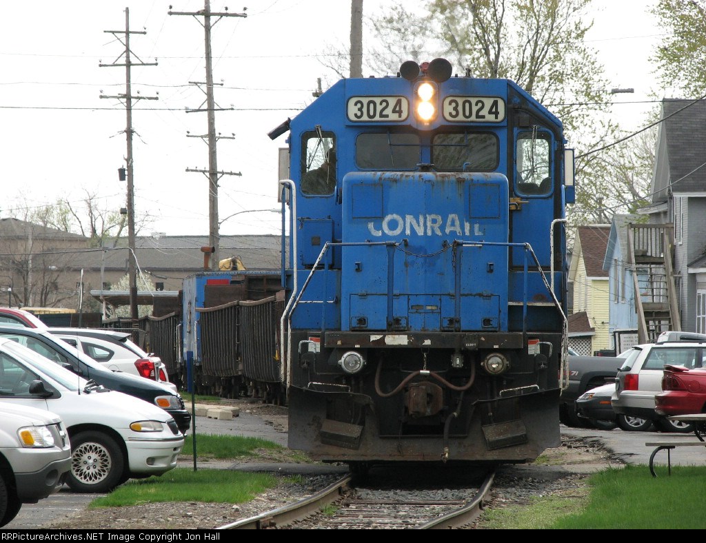 3024 waits as B49's conductor cuts the emuties away from behind the caboose