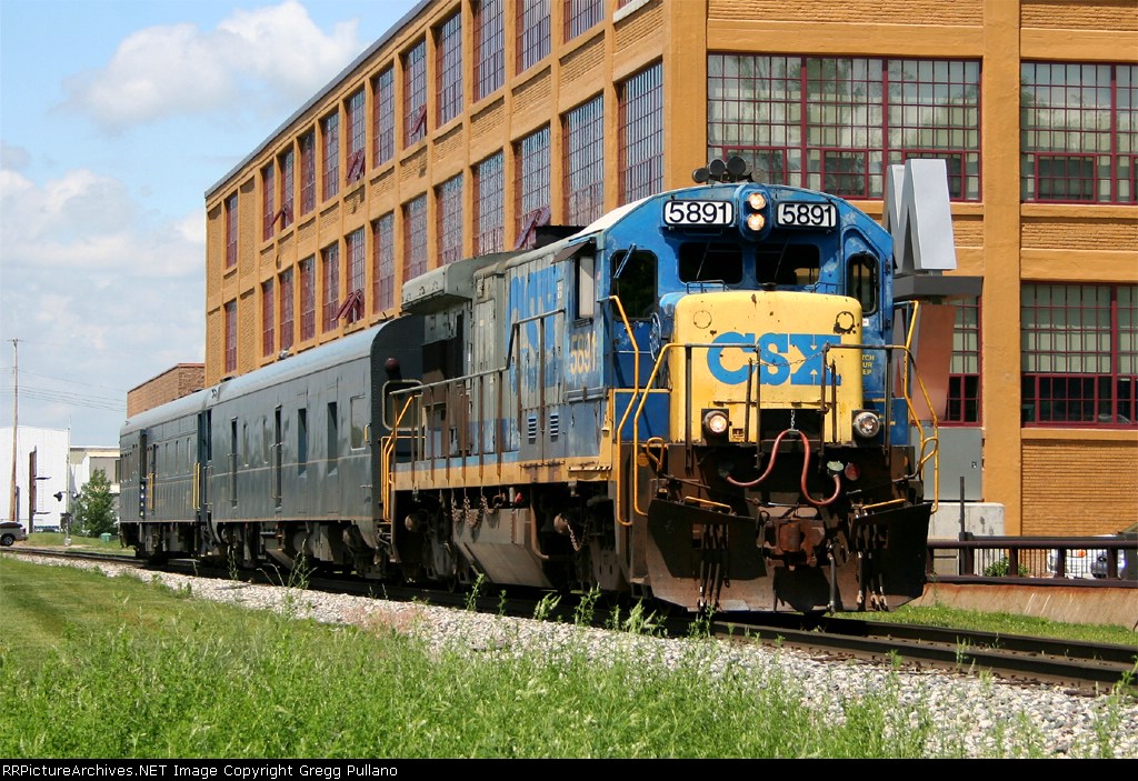 CSX 5891 on W001-19