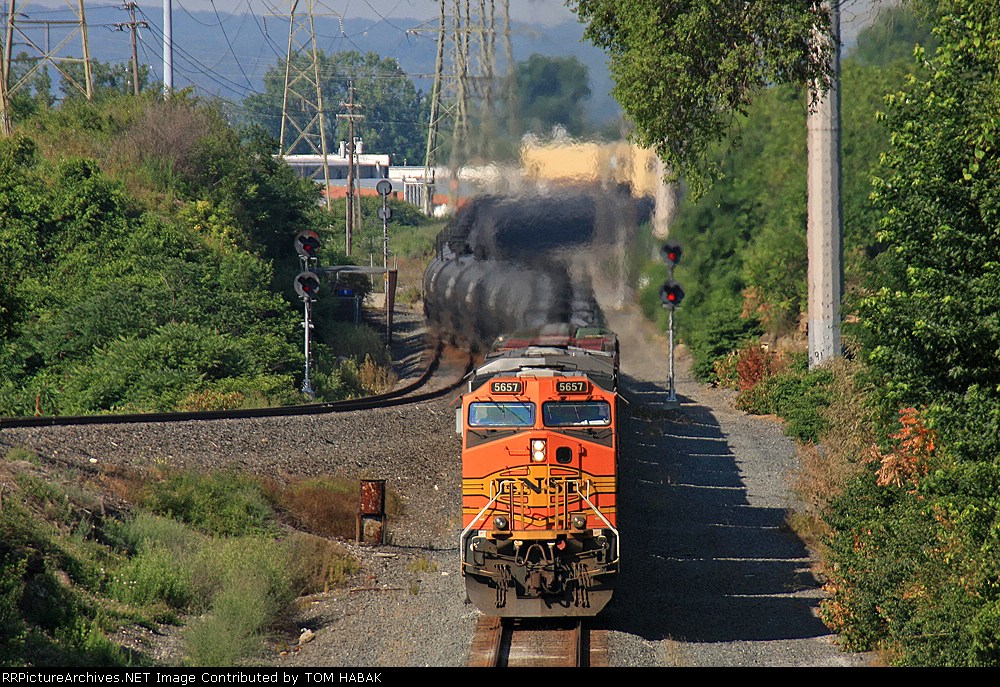 BNSF 5657 on CSX K688-08