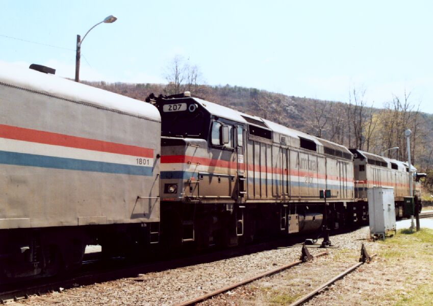 Amtrak 207 assists 203