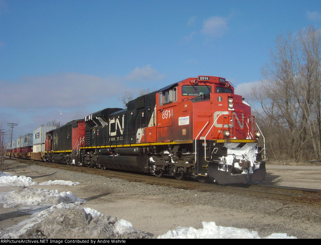 Q116 continues its journey south at Scott St. with CN 8914 on point