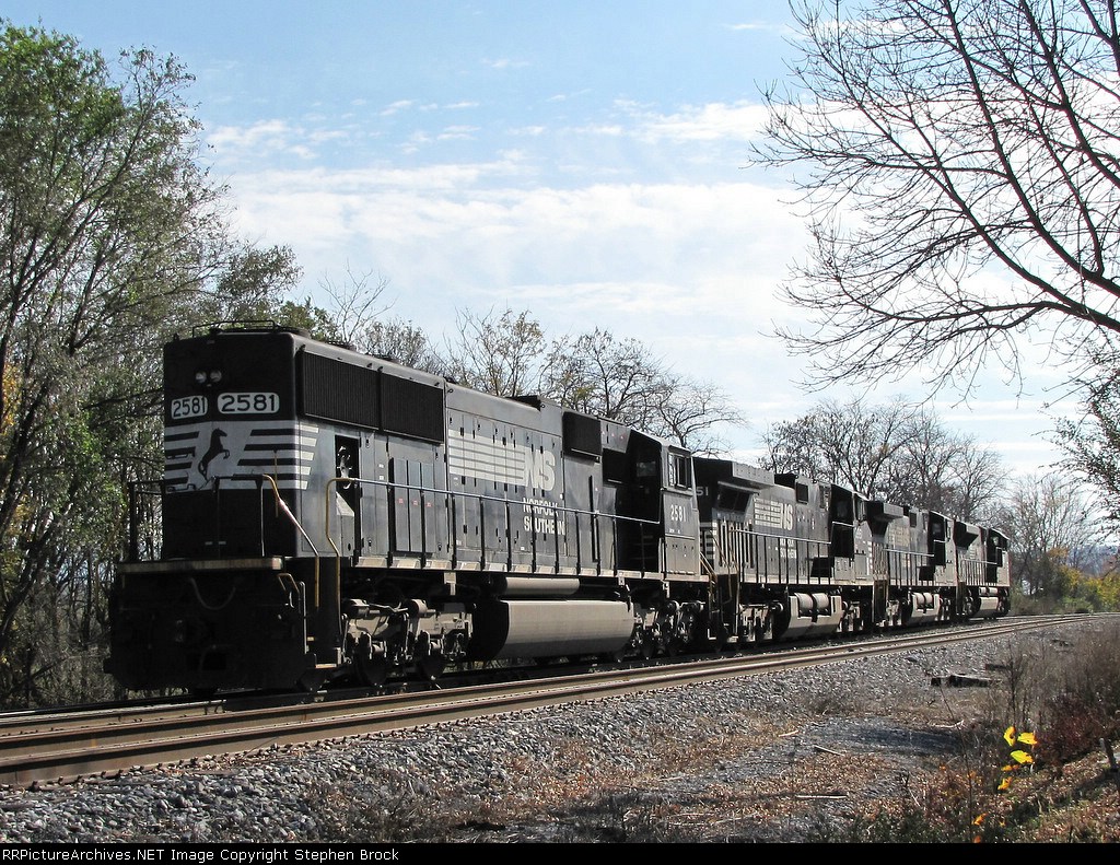 Lite units from the 44V lashed up "Elephant Style" for the trip back to the CHW yard