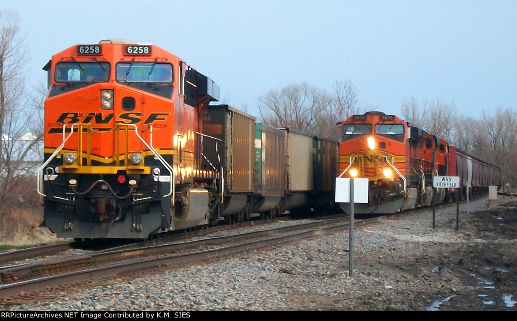 BNSF 6258 meets BNSF 5078