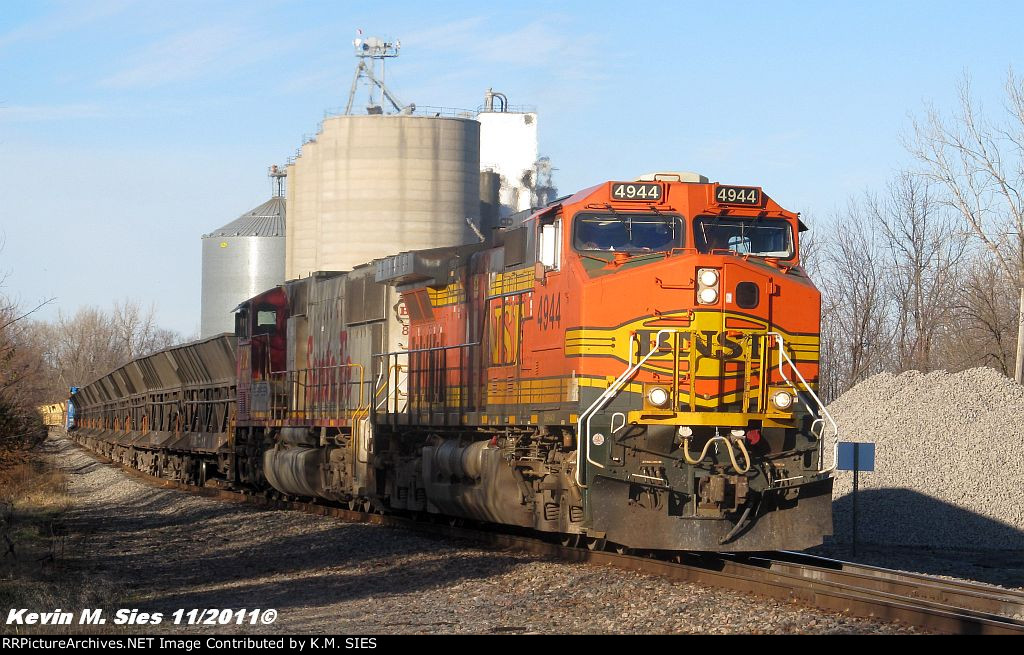 BNSF 4944 & BNSF 8208 lead empty ballast train