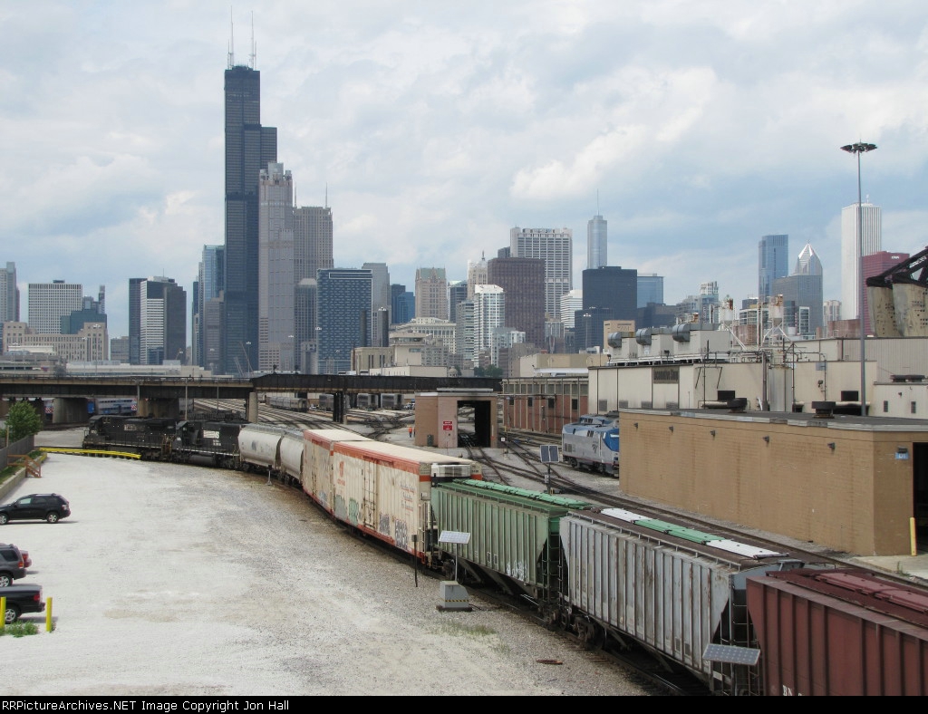 33G rolls into the Canal St Wye as downtown looms over it