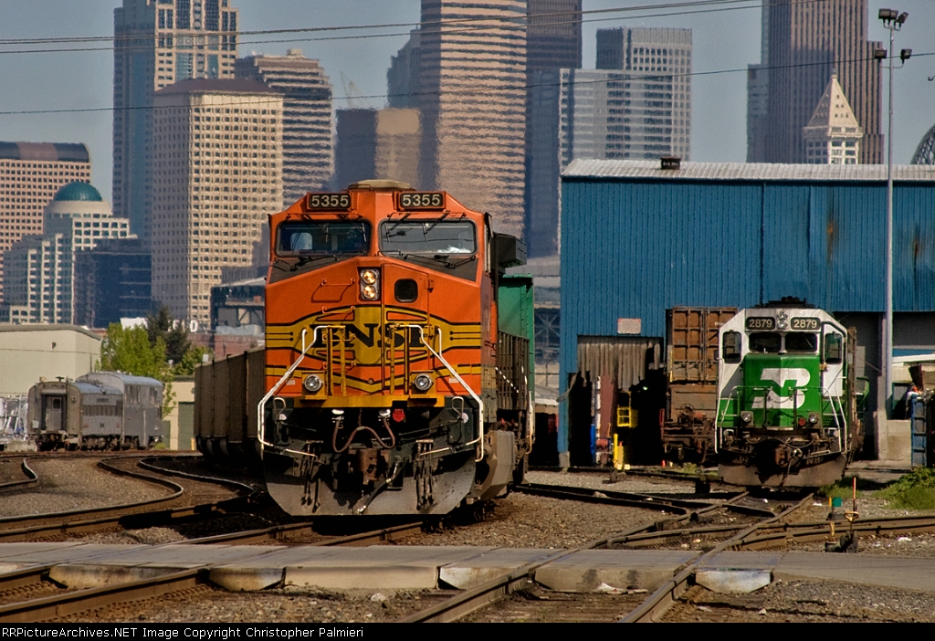 BNSF 5355 and BNSF 2879