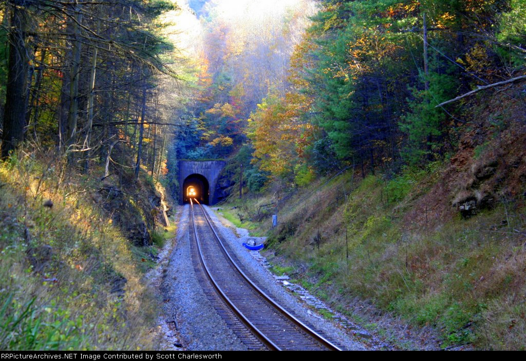 CSX 704 Q697 Blue Ridge Tunnel