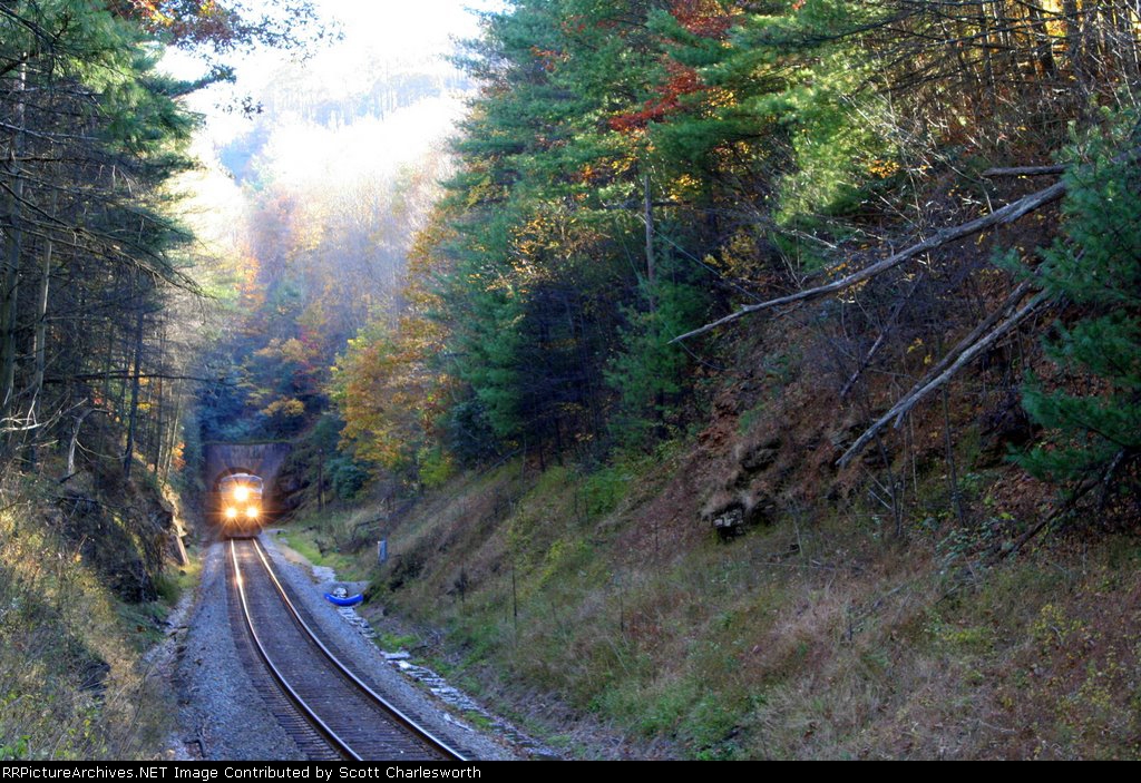 CSX 704 Q697 Blue Ridge Tunnel