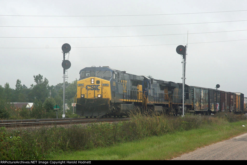 CSX 696 leads train Q491 southbound