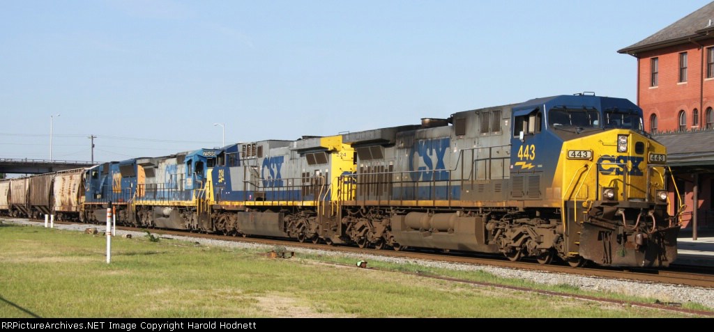 CSX 443 leads train G889 northbound