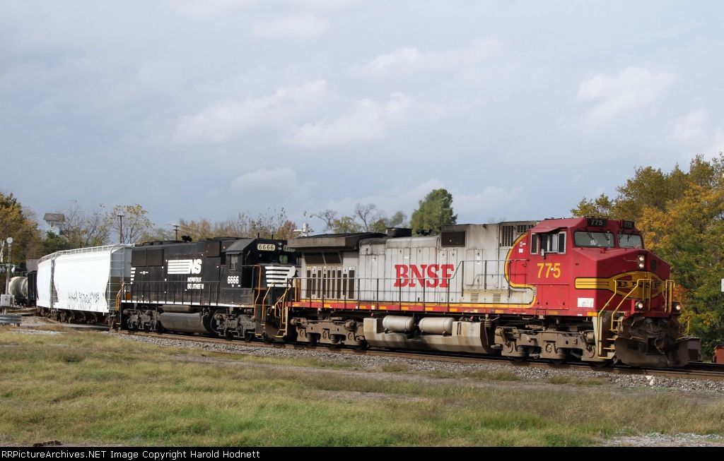 BNSF 775 leads NS train 162 off the "S" line towards Linwood Yard