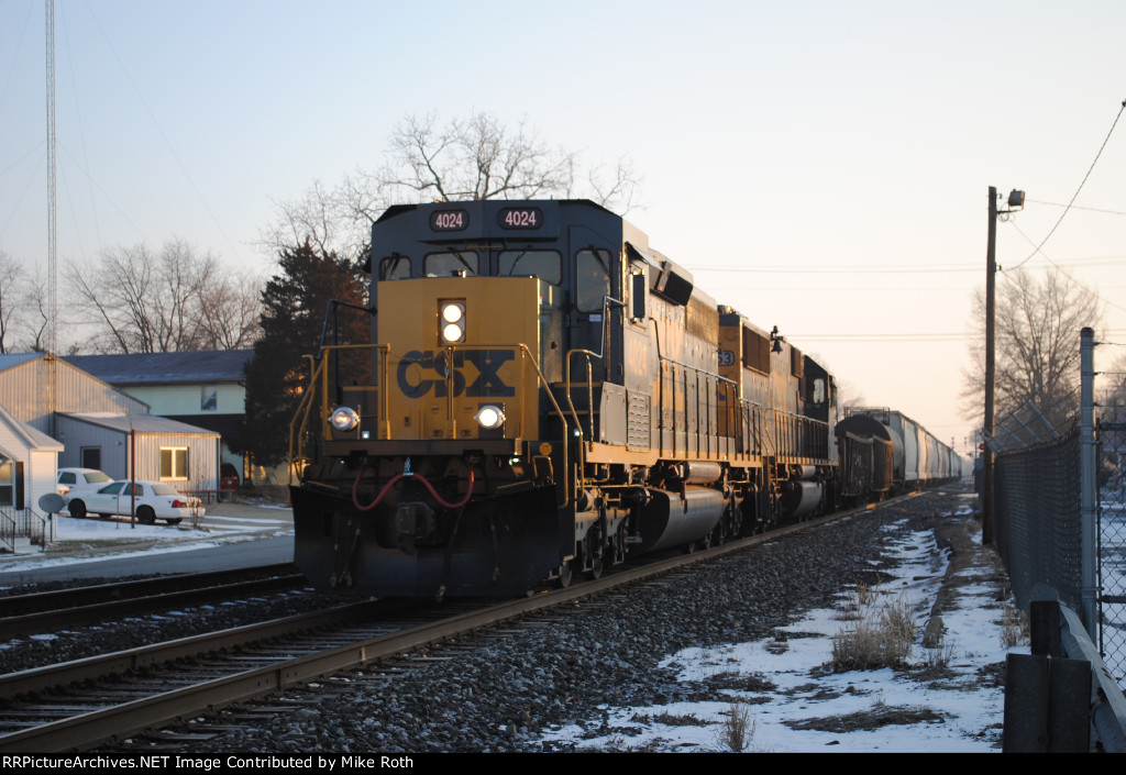 CSX 4042 pulls train Q367 into town to swap with waiting cars and go back east.