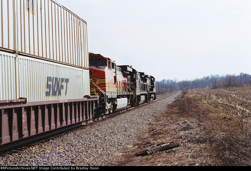 Passing by NS 8333 and BNSF 4478