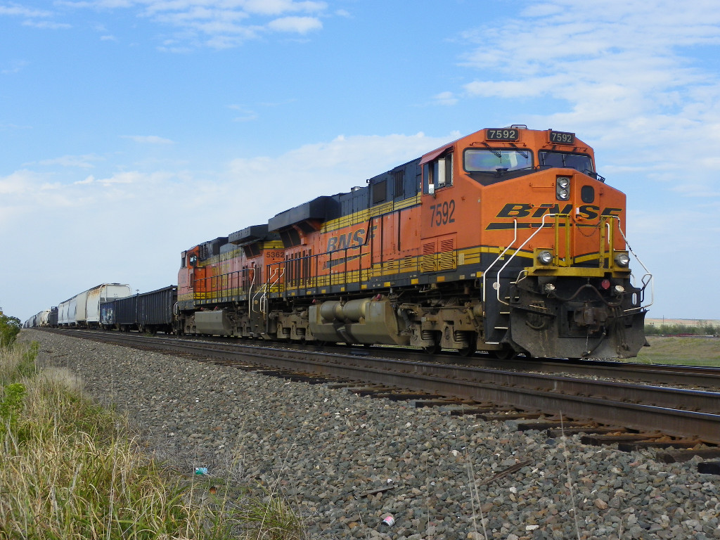 BNSF ES44DC 7592