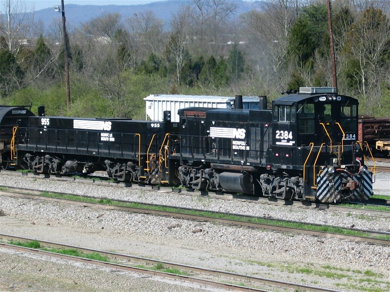 NS Switcher & Slug Moving Cars