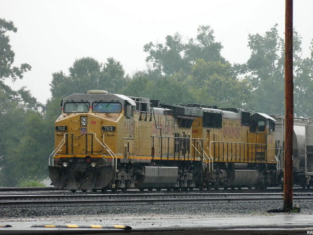 UP 7112(AC44CW) 4148(SD70M)