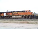 BNSF ES44C4 6752