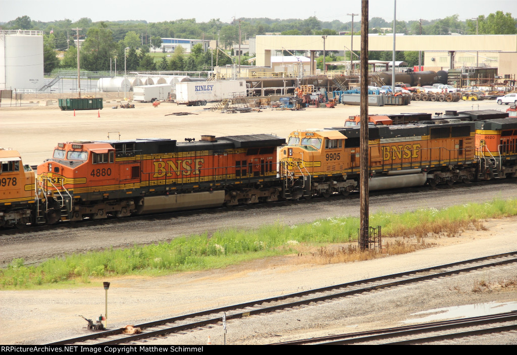 BNSF 4880 & BNSF 9905