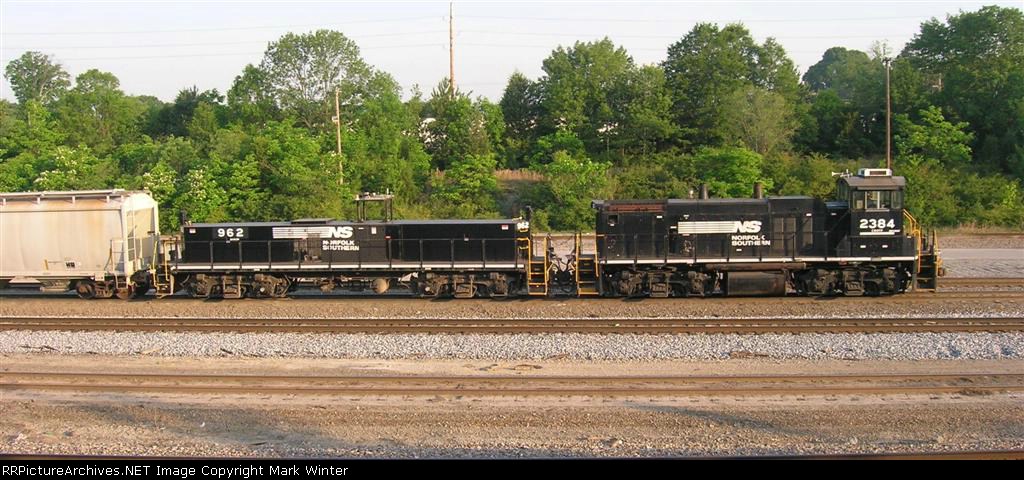 NS 2384 and NS 962 working the yard