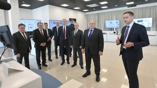 Михаил Мишустин осмотрел выставку «Развитие фотоники в госкорпорации “Росатом”». С Первым заместителем Руководителя Администрации Президента Сергеем Кириенко, заместителями Председателя Правительства Дмитрием Григоренко, Дмитрием Чернышенко, директором РФЯЦ-ВНИИЭФ Валентином Костюковым, генеральным директором ГК «Росатом» Алексеем Лихачёвым. Пояснения даёт первый заместитель директора РФЯЦ-ВНИИЭФ Дмитрий Автайкин