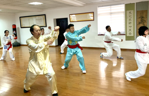 Expats try mantis boxing in Yantai