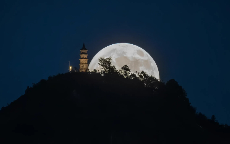 Hangzhou welcomes 3.8 million tourists during Mid-Autumn Festival