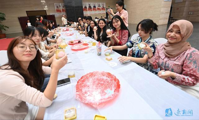 International students immerse in Chinese culture during Mid-Autumn Festival