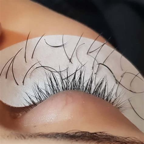 Removing Eyelash Extensions: When and How to Do That?