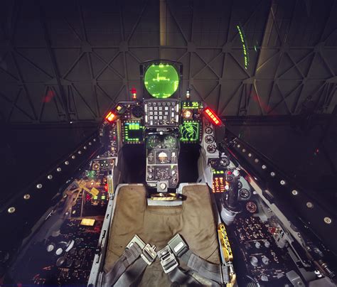 12-cockpit-avion-General Dynamics F-16 Fighting Falcon – La boite verte