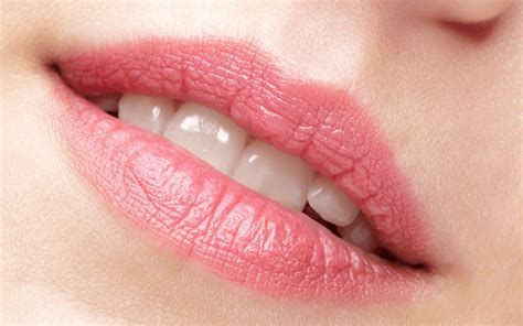 What's Lip Plumping Gloss: A Guide to Voluptuous Lips