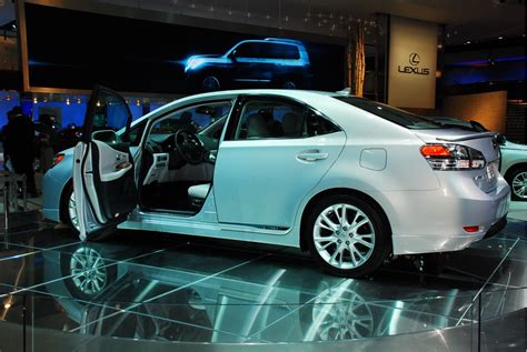 Lexus rolls-out HS 250h dedicated-hybrid