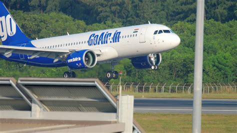 Airbus A320 landing 7010093 Stock Video at Vecteezy