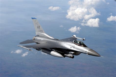 HD Wallpaper of the General Dynamics F-16 Fighting Falcon