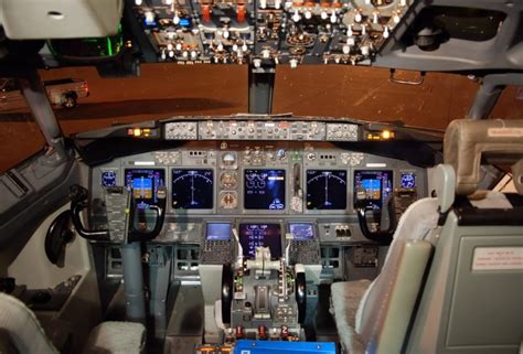 HI-TECH Automotive: Boeing 737-800 Cockpit