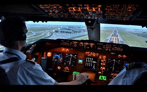 WATCH FLIGHT LANDING ON RUNWAY COCKPIT VIEW