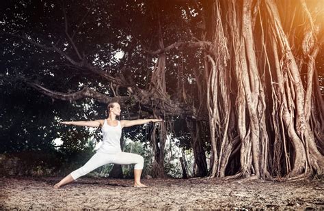 A six step sequence to Ardha Chandrasana - WeMystic