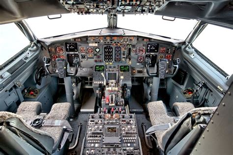 1988 Boeing 737-300 Cockpit : cockpits