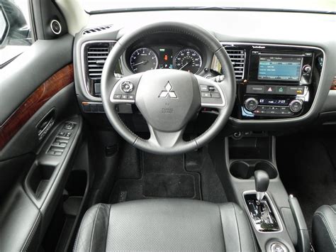 2015 Mitsubishi Outlander interior review | Aaron on Autos