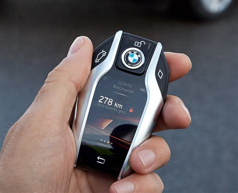 New BMW 7-Series Has A Super Cool Key Fob With A Digital Display That ...