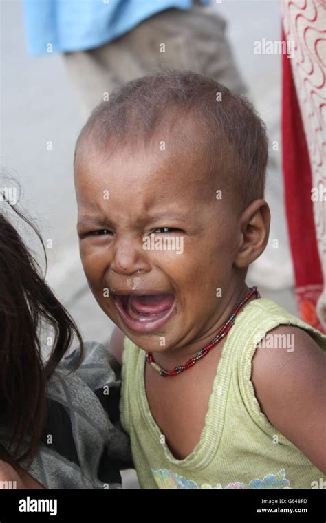 A poor Indian child crying Stock Photo: 107044657 - Alamy