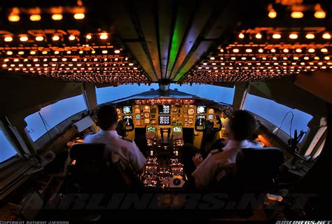 Boeing 777 Cockpit Night / Cockpit Night Lighting Boeing 777 Worldliner ...