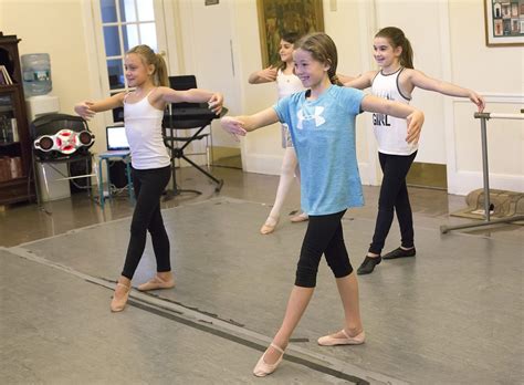 Junior Dance - Ballet Dancing (Ages 7-9) | Performers Theatre Workshop