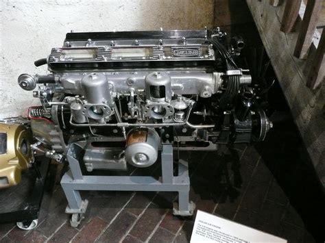 File:1969 Jaguar XJ6 engine.JPG - Wikipedia