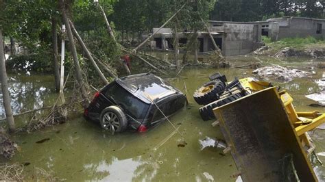 Beijing residents compile own death toll in flooding - World - CBC News