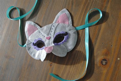 DIY Halloween Mask: Sew Your Own Felt Cat Mask!