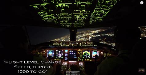 Boeing 777 Cockpit Night / Cockpit Night Lighting Boeing 777 Worldliner ...