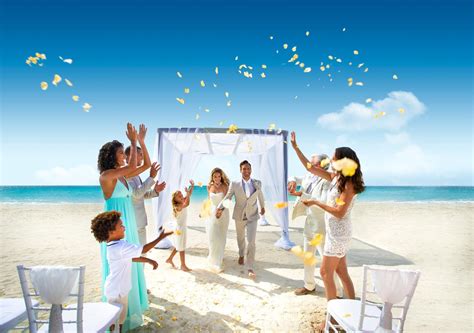 Beach Weddings: Inspiration, Venues & Expert Tips | SANDALS